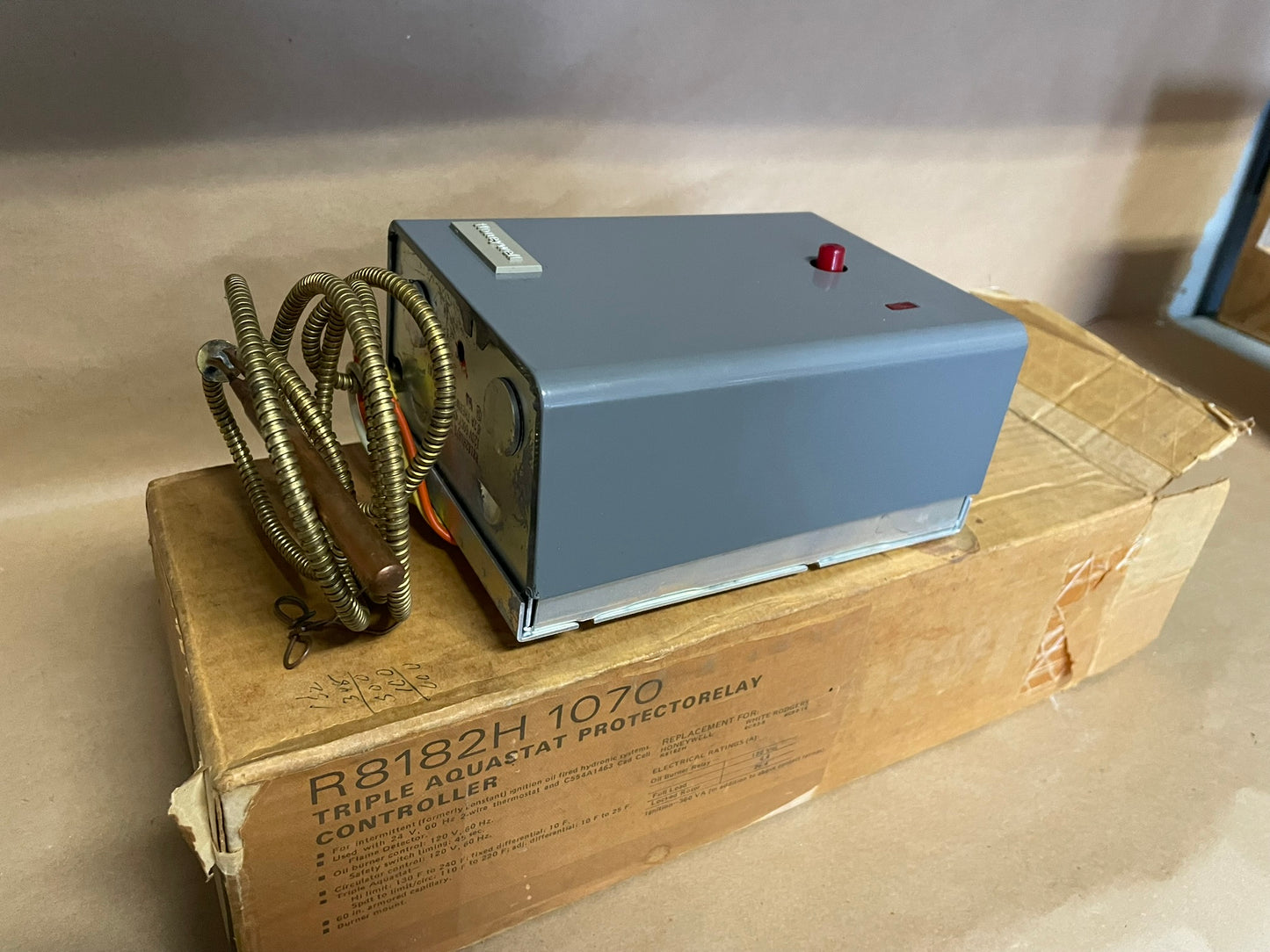 Honeywell R8182H 1070 Controller