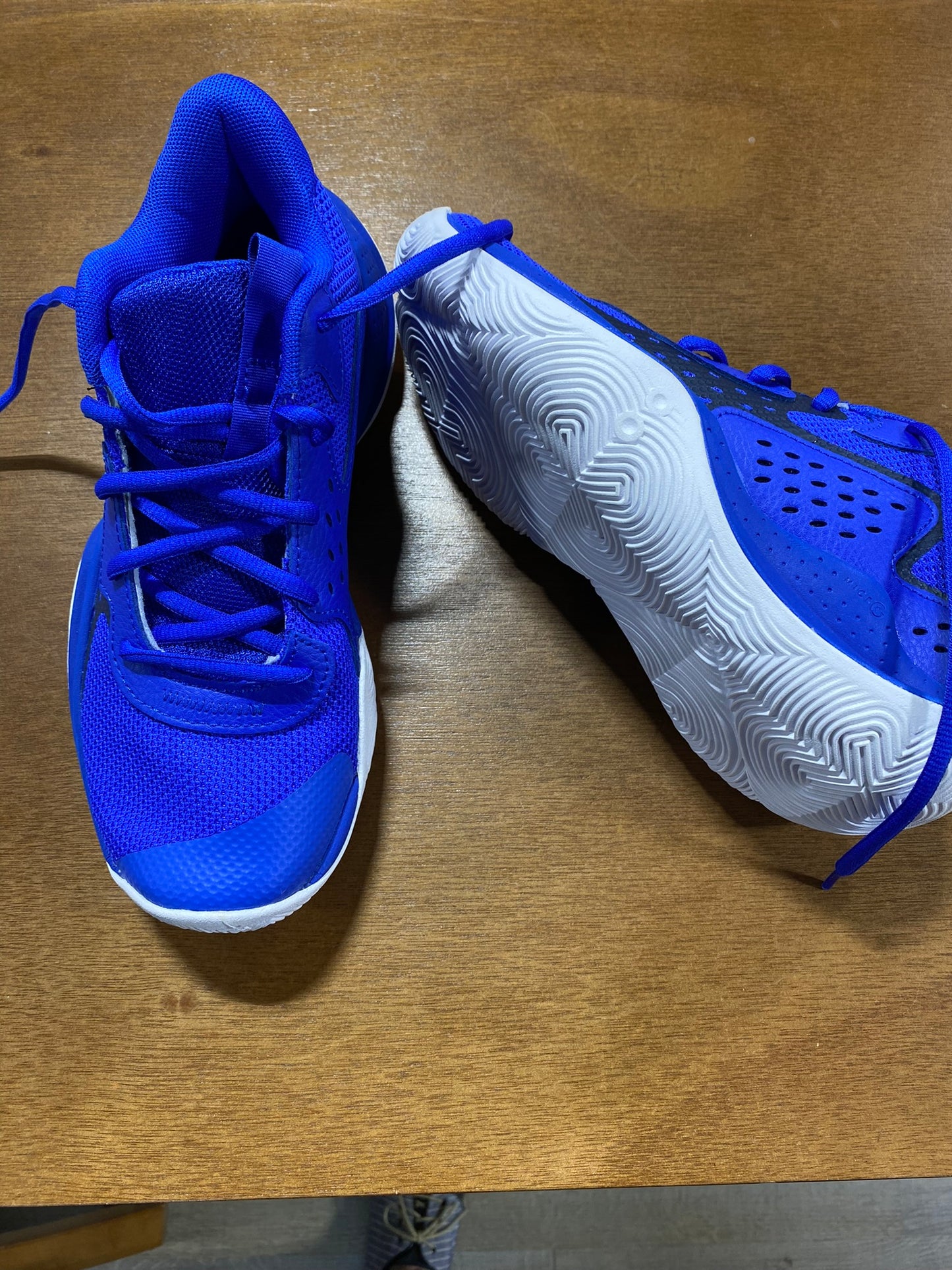 Boys Under Armour sneakers youth size 6 new in box